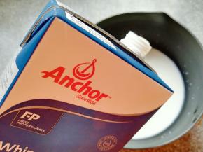 不粘锅内倒入安佳淡奶油。