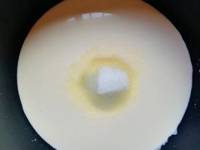 加入纯牛奶和细砂糖，开最小火加热，搅动至细砂糖完全融化关火。