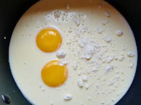 晾凉以后加入蛋黄和低筋面粉搅拌均匀。