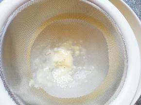 用网筛过一下，滤出蛋筋和小面疙瘩，蛋挞液就做好了。