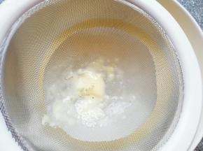 用网筛过一下，滤出蛋筋和小面疙瘩，蛋挞液就做好了。
