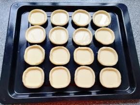 蛋挞皮提前解冻摆在烤盘里，倒入蛋挞液，八分满即可。