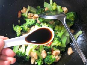 放入生抽翻炒均匀即可