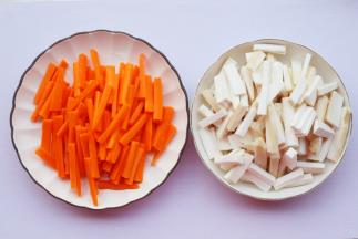 胡萝卜去皮洗净切条，杏鲍菇洗净切细长条，香菜切断，姜切丝，蒜切末。