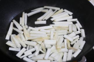 锅中加水烧开，放入杏鲍菇