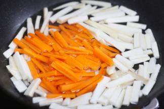 加胡萝卜煮两分钟。