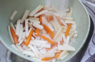 捞出过凉沥干。