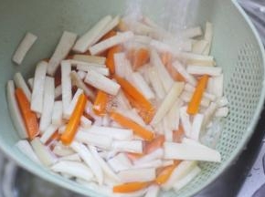 捞出过凉沥干。
