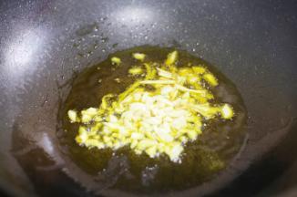 热锅热油加蒜末爆香。