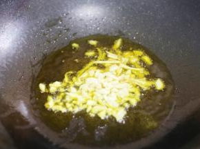 热锅热油加蒜末爆香。