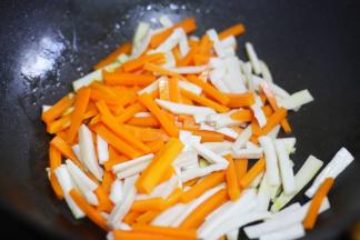 加入胡萝卜，杏鲍菇炒3分钟。