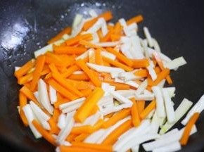 加入胡萝卜，杏鲍菇炒3分钟。
