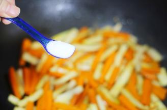 加一勺盐炒匀。