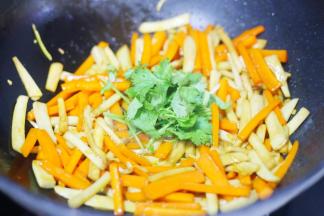 最后加香菜拌匀。