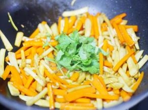 最后加香菜拌匀。