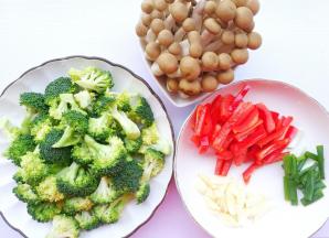 西兰花切小朵盐水泡10分钟，姜切丝，蒜切片，辣椒切丝。