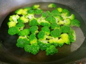 西兰花焯盐水1分钟，