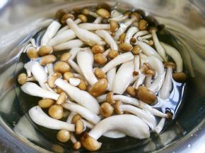 菌菇切除根部洗净切小断。