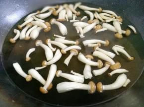 焯水2分钟捞出。