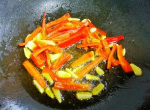 热锅热油姜蒜爆香，加入红椒。