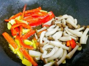 加入菌菇。