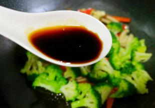 2勺生抽，一勺盐炒匀。