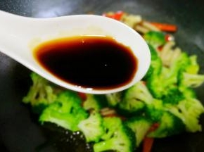 2勺生抽，一勺盐炒匀。