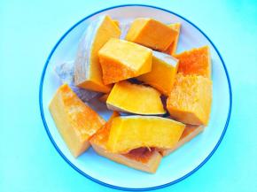 南瓜洗净后不要去皮，切成大块。