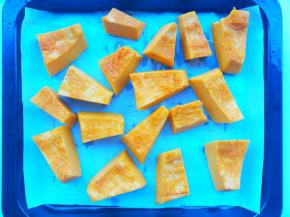 烤盘铺油纸，摆上南瓜。