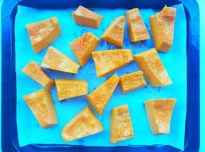 烤盘铺油纸，摆上南瓜。
