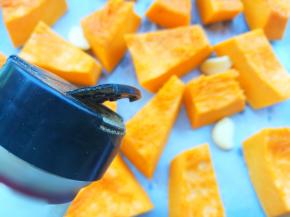 均匀的撒上黑胡椒粉。