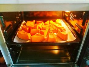 推入预热好的烤箱。