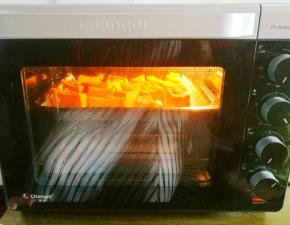 中层200度上下火烤20分钟，取出后再撒少许黑椒碎即可。