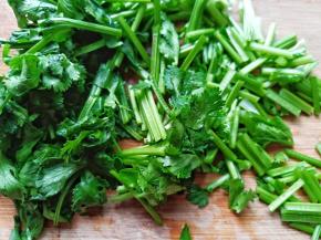 香菜洗净控干水份切段。