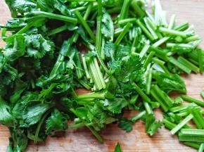 香菜洗净控干水份切段。