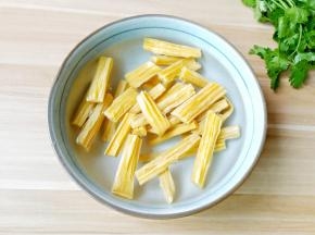 腐竹温水泡发 。