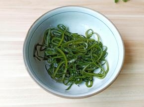 盐渍海带切丝。