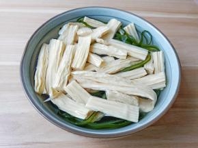 海带腐竹也一起泡。