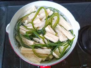 泡好的海带丝与腐竹下锅焯2分钟就可以捞出晾凉控干水份。