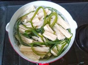 泡好的海带丝与腐竹下锅焯2分钟就可以捞出晾凉控干水份。