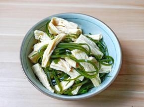 加入腐竹拌匀即可。