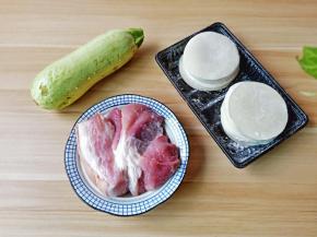 饺子皮买的现成的。