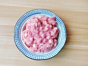 放入搅拌机搅成末。