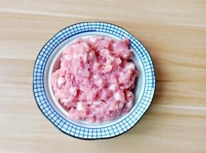 放入搅拌机搅成末。