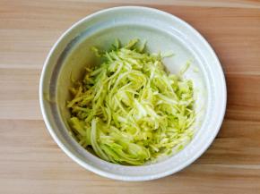 西葫芦削皮擦丝。