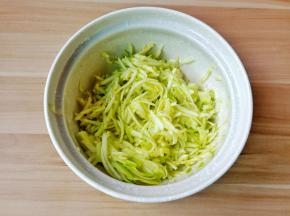 西葫芦削皮擦丝。