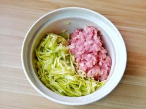 两者放入一个大一点的容器。