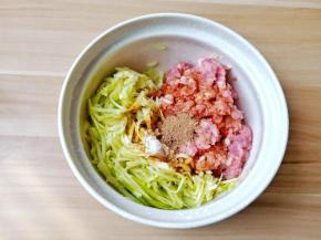 加入十三香一勺，生抽2勺，盐一勺，蚝油一勺搅拌均匀再加芝麻油2勺。