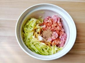 加入十三香一勺，生抽2勺，盐一勺，蚝油一勺搅拌均匀再加芝麻油2勺。