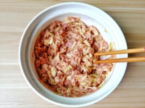 用筷子顺着一个方向搅拌均匀。